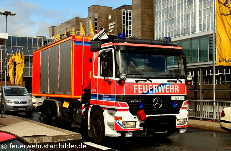 Flughafenfeuerwehr Frankfurt
61/56
F ZY 592
WLF
MB Actros 2653
Aufgenommen vor dem Terminal 1 am Flughafen Frankfurt, Sommer 2008.