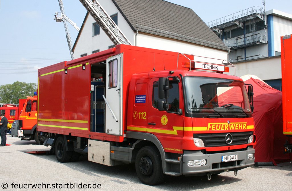 GE-Technik (HH 2448) der Feuerwehr Hamburg auf MB Atego.
Aufgenommen bei der Feuerwehrschule Hamburg am 21.5.2011.