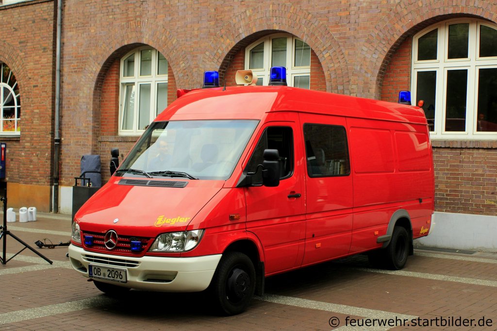 Ger�tewagen (OB 2096) der Feuerwehr Oberhausen.
Aufgenommen beim Blaulichttag 2012 in Oberhausen,29.9.2012.