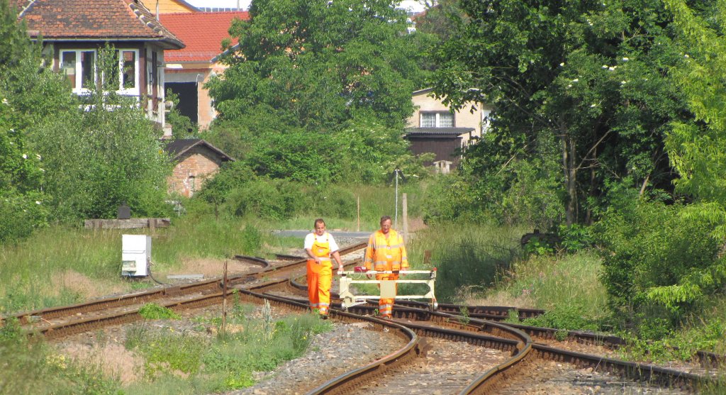 Gleisarbeiter mit einem Nivelliergerät im Bf Laucha; 09.06.2011