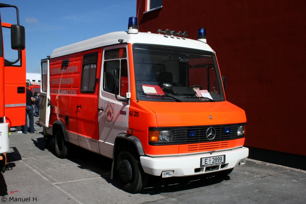 GW-Dekon der Feuerwehr Essen.
Das Fahrzeug wurde aus einem RTW umgebaut.
Aufgenommen am Tag der Offenen T�r der Feuerwehr Essen am 5.9.2010.