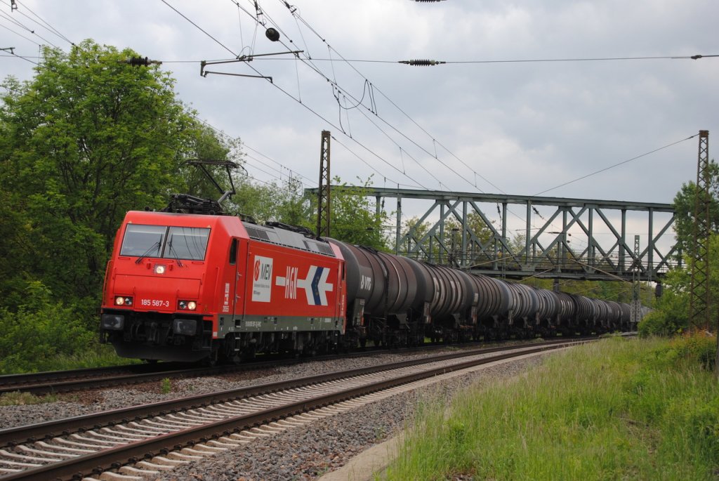 HGK 185 587-3 mit Kesselwagen Richtung Bad Kösen, am 24.05.2013 in Naumburg Hbf. (Foto: dampflok015)