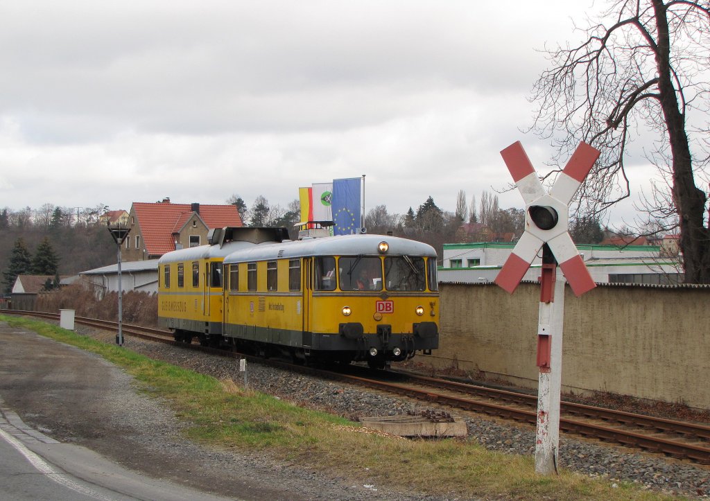 Hier haben DB Netz Instandhaltung 725 002-0 + 726 002-9 schon fast ihr Ziel als NbZ 94021 von Naumburg Hbf nach Nebra erreicht und berqueren gleich den B der B250 in Nebra; 12.03.2012 