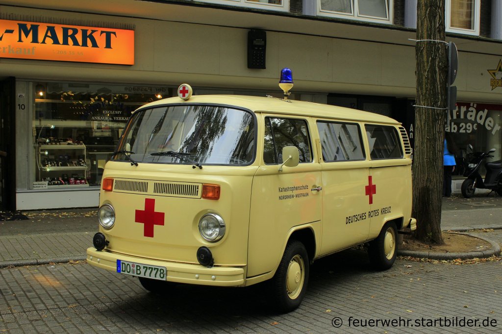 Historische KTW des DRK.
Aufgenommen beim Blaulichttag 2012 in Oberhausen,29.9.2012.