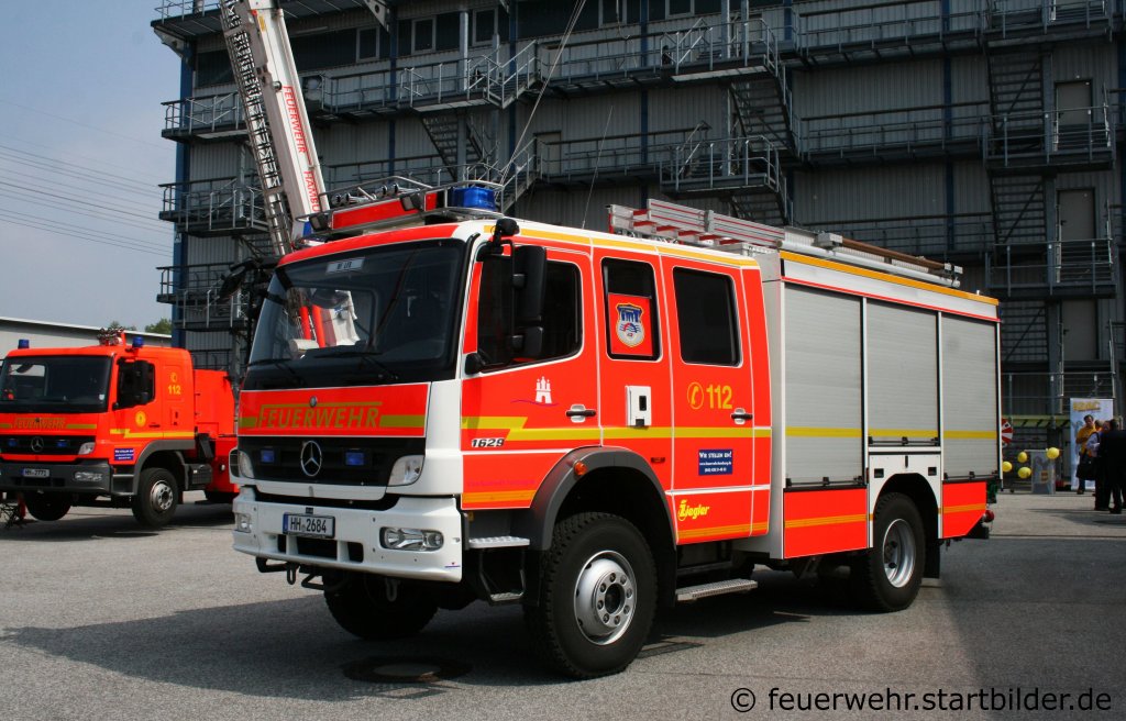 HLF 20/16 auf MB Atego 1629AF mit Ziegler Aufbau der Feuerwehrschule Hamburg.
Aufgenommen beim Tag der offenen Tür der Feuerwehrschule Hamburg am 21.5.2011.