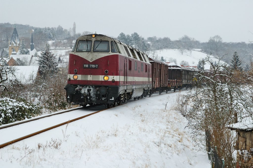 IG 58 3047 e.V. 118 770-7 mit einem Fotogüterzug von Gera nach Sömmerda, in Roßbach; 29.01.2005 (Foto: Torsten Barth)