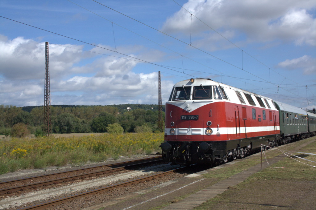 IG 58 3047 e.V. 118 770-7 mit dem Winzerfestsonderzug aus Leipzig-Plagwitz, in Naumburg Hbf; 10.09.2011 (Foto: Heinz-Stefan Neumeyer)