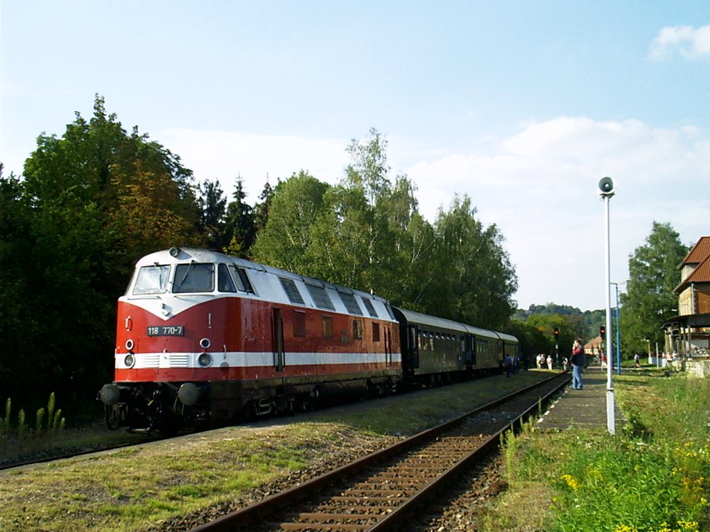 IG 58 3047 e.V. 118 770-0 mit einem Winzerfestsonderzug nach Glauchau, am 17.09.2006 in Freyburg. (Foto: Holger Stoll)