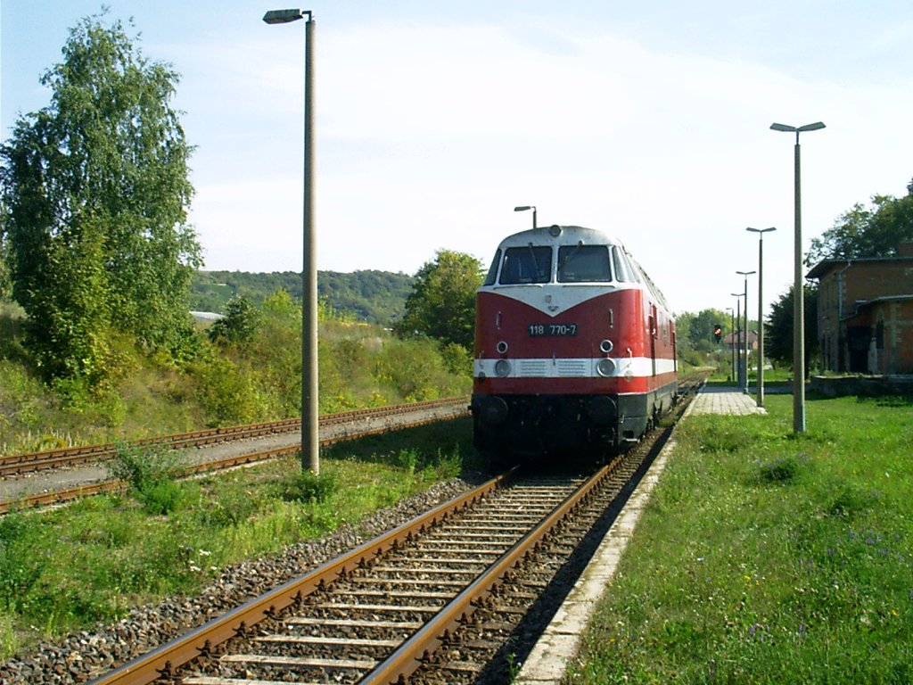 IG 58 3047 e.V. 118 770-0 am 17.09.2006 beim umsetzen in Karsdorf. Sie brachte den leeren Winzerfestsonderzug aus Glauchau von Freyburg zum abstellen nach Karsdorf. (Foto: Holger Stoll)