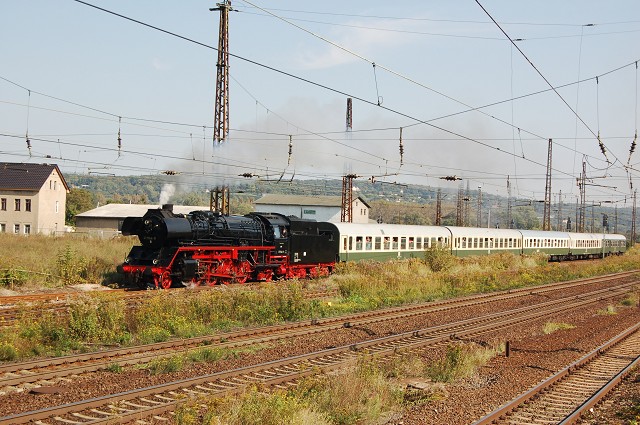 IGE Werrabahn 41 1144-9 mit dem RE 16585  Rotkäppchen-Express I  von Freyburg nach Eisenach, bei der Ausfahrt in Naumburg Hbf; 25.09.2011 (Foto: dampflok015)