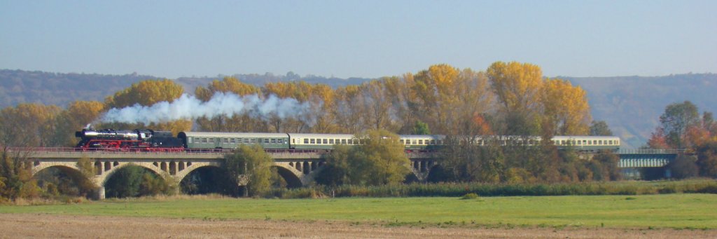 IGE Werrabahn 41 1144-9 mit dem leeren RE 16581 von Freyburg zur Abstellung nach Karsdorf, am 21.10.2012 auf dem Unstruthochwasserviadukt bei Kirchscheidungen. (Foto: Gnther Gbel)