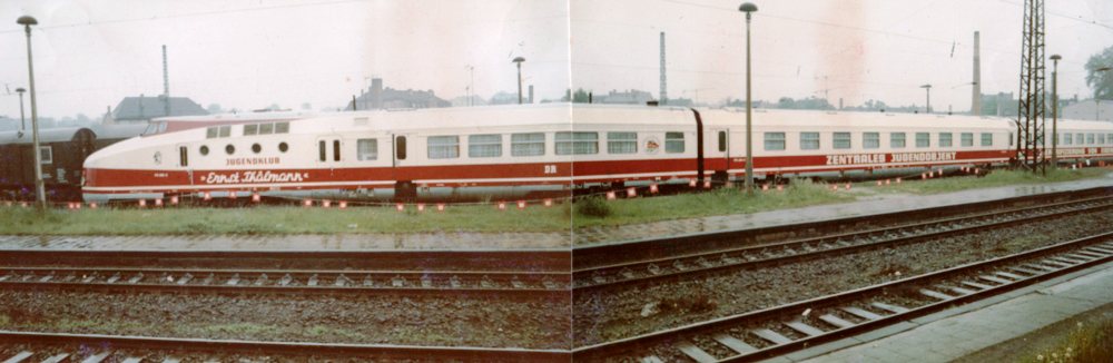 Im Mai 1987 war der damalige FDJ-Jugendclubzug  Ernst Thälmann  DR 175 006-6 + 175 005-8 auf den damals noch vorhanden Bahnsteig 1a für eine Woche in Naumburg Hbf stationiert. (Foto: Hans-Jörg Winterberg)