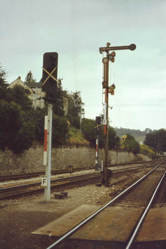 Im September 1980 erhielt der Bf Freyburg neue Signaltechnik. Es wurde von Form- auf Lichtsignale umgestellt; 12.09.1980 (Foto: Peter Polzin)
