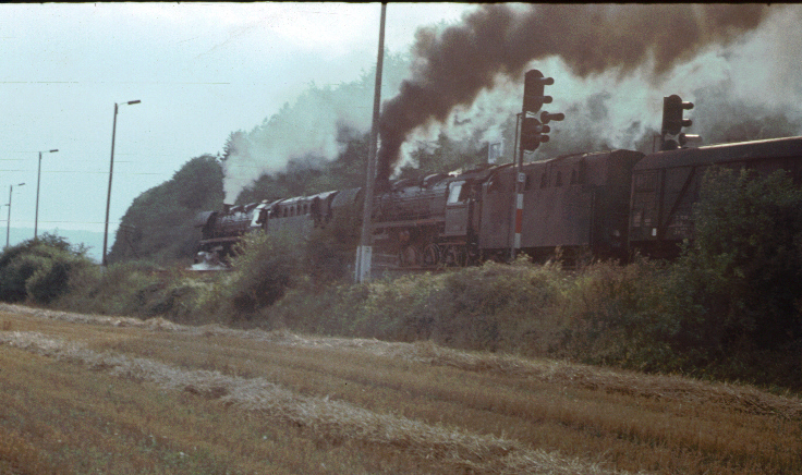 Im September 1980 hat der Bahnhof Nebra schon Lichtsignaltechnik erhalten. Zwei 44er haben mit einem Güterzug Richtung Artern soeben Ausfahrtsfreihgabe erhalten. (Foto: Peter Polzin)