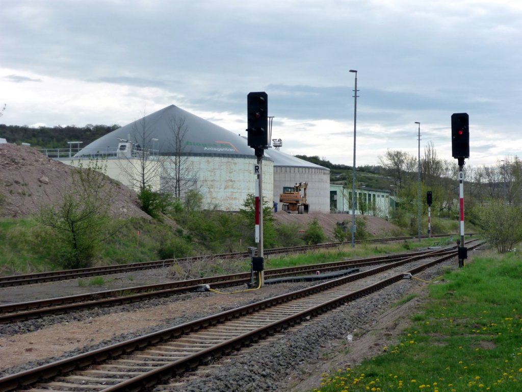 In Karsdorf Bbf erkennt wurden an den Signalen neue Gleismagnete für PZB angebracht. Im Hintergrund erkennt man eine neue Biogasanlage; 26.04.2012 (Foto: Klaus Pollmächer)