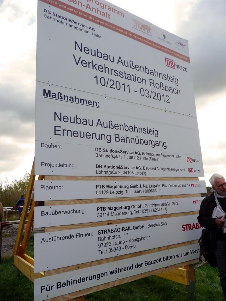 Infotafel zum Neubau des ersten Haltepunkts in Roßbach, der im Rahmen der Umbauarbeiten an der Unstrutbahn errichtet wird; 07.10.2011 (Foto: Klaus Pollmächer)