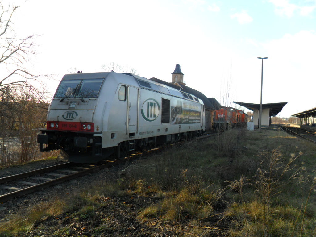 ITL 285 104-6 mit Werbung fr die Ausbldung zum Tf bei der ITL, abgestellt auf Gleis 1 in Zeitz; 14.01.2012