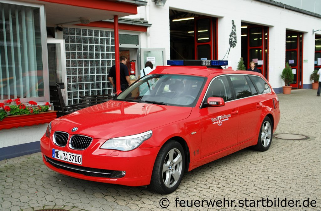 Kdow 1/1 der Feuerwehr Ratingen.
Aufgenommen bei einen Stadtfest in Ratingen Lintorf 4.9.2011.