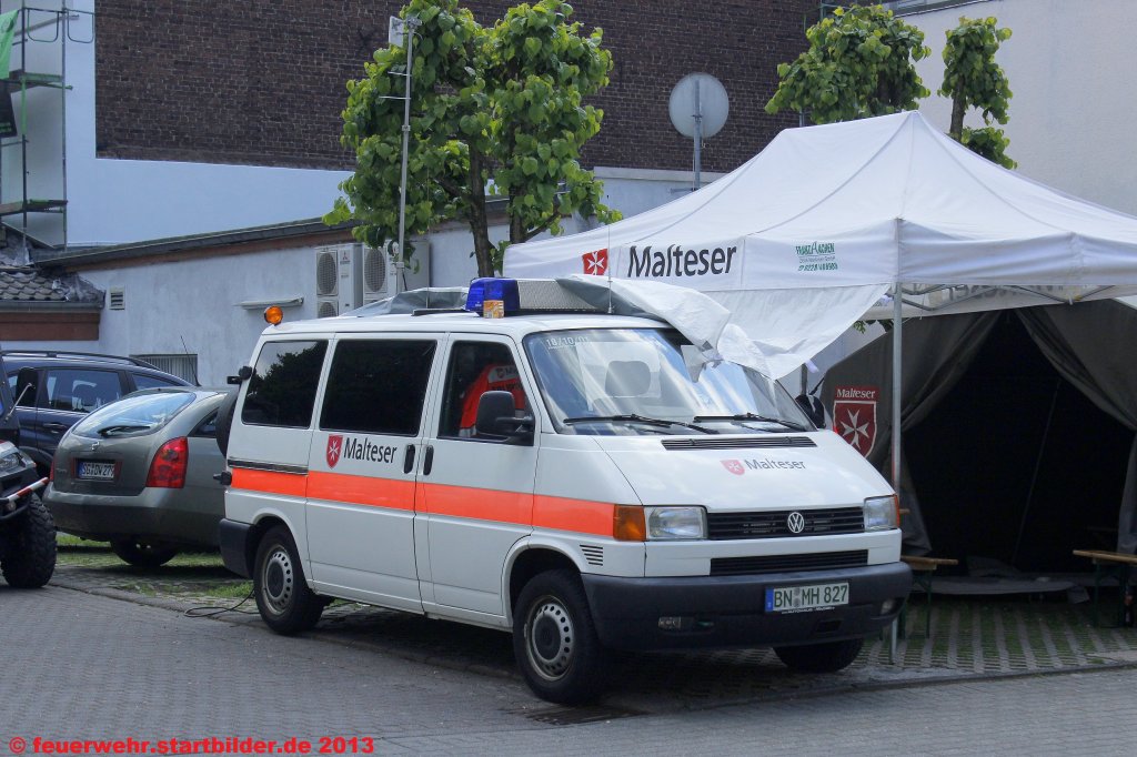 Kdow (18/10(01) der Malteser aus Bonn.
Aufgenommen in Solingen Ohligs,25.5.2013.