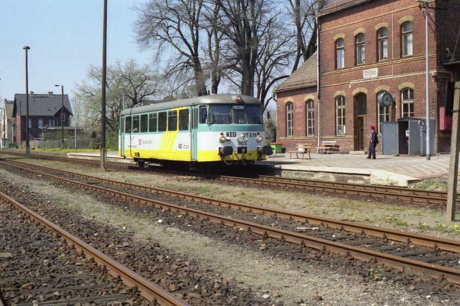 KEG VT 2.19 (DB 771 903-2) als Personenzug von Naumburg Hbf nach Zeitz, im Bf Stößen; 25.04.1997 (Foto: Mathias Reips)