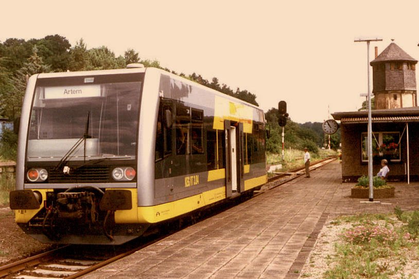 KEG VT 3.04 als RB von Artern nach Naumburg (S) Hbf, beim Halt in Nebra; 12.06.2000 (Foto: Thomas Wedekind)