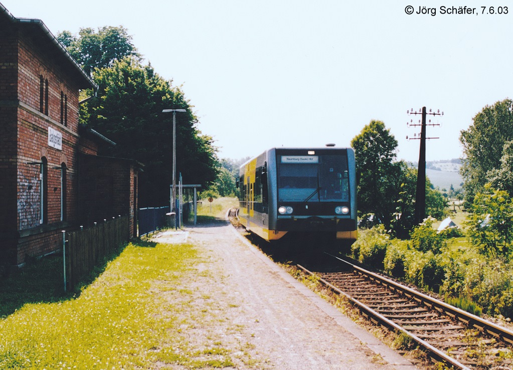 KEG VT xxx als RB nach Naumburg Hbf, am 07.06.2003 am Hp Balgstädt. (Foto: Jörg Schäfer)