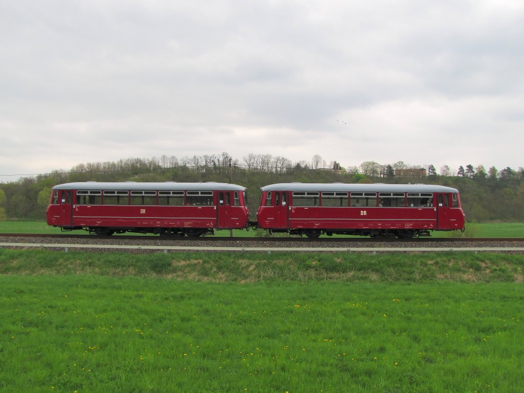 Köstner Schienenbusreisen 172 132-3 + 172 171-1 auf Fotosonderfahrt als DLr 25710 von Karsdorf nach Nebra, am 01.05.2013 bei Zingst.