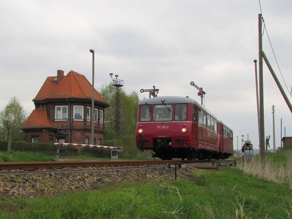 Köstner Schienenbusreisen 172 132-3 + 172 171-1 auf Fotosonderfahrt als DLr 25710 von Karsdorf nach Nebra, am 01.05.2013 bei der Ausfahrt im ehem. Bahnhof Vitzenburg.