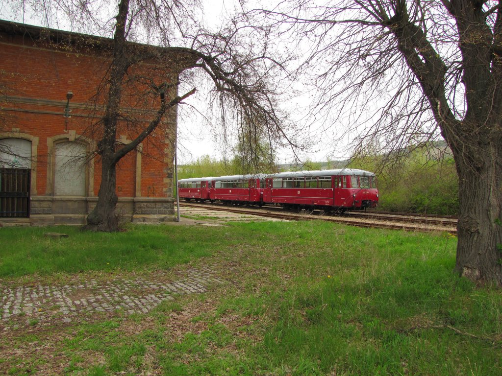 Köstner Schienenbusreisen 172 171-1 + 172 132-3 + 172 160-1 als späterer DPE 25044 nach Chemnitz Hbf, am 01.05.2013 im ehem. Bahnhof Karsdorf.