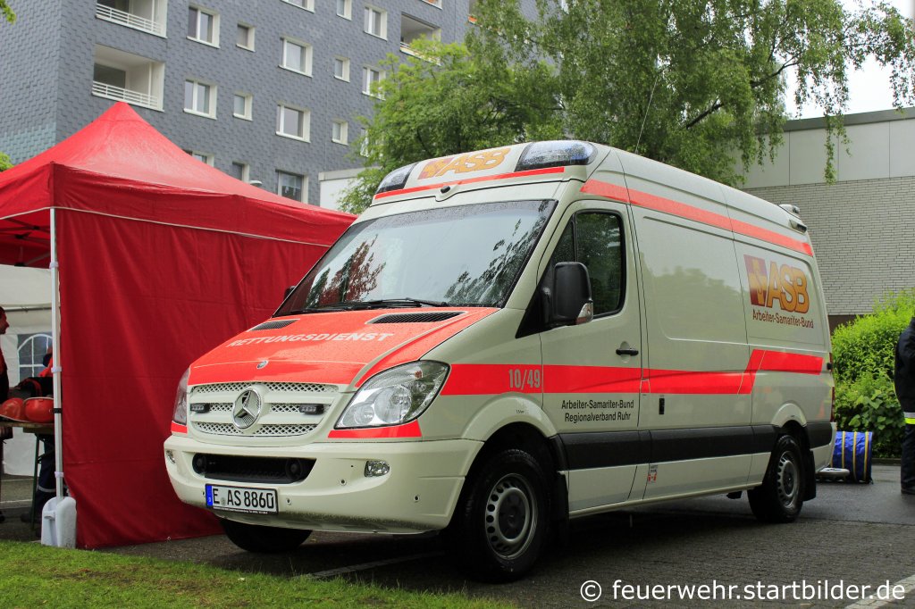 KTW 10/49 des ASB Essen.
Das Fahrzeug wurde von Fahrtec Ausgebaut.
Aufgenommen beim Tdot der FF Essen Margaretenh�he, 3.6.2012.