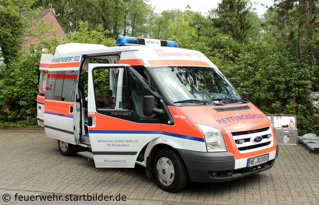 KTW (1/85/2) der Johanniter  RV Niederrhein.
Aufgenommen beim Tdot der FF Rosellen am 13.5.2012.