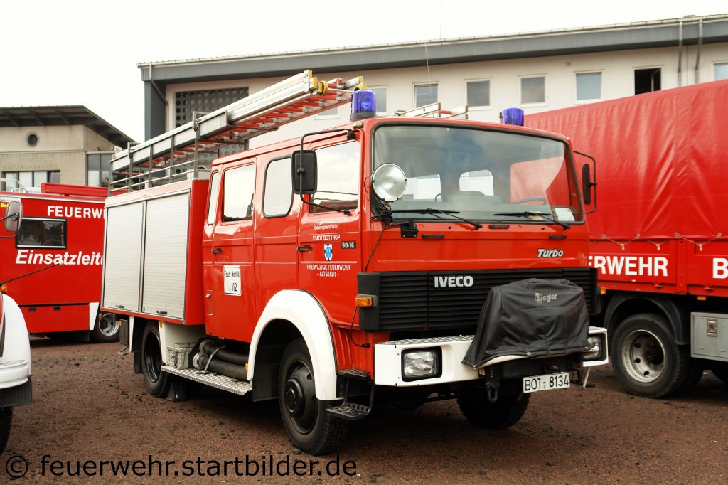 Lf 16TS mit Lentner aufbau.
Das Fahrzeug steht bei der FF Bottrop Altstadt.
Aufgenommen am 18.9.2011 beim Tdo der FF Altstadt.