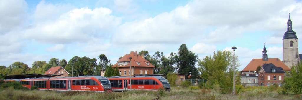 Links DB 642 066 + 642 560 als RB 34965 nach Nebra, rechts DB 642 219-9 als RB 34874 nach Naumburg Ost, bei der Zugkreuzung in Laucha; 10.09.2011 (Foto: Günther Göbel)