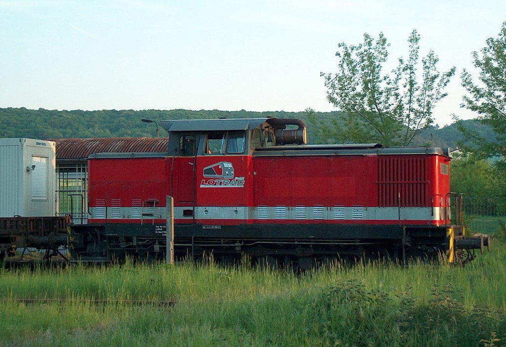 LOTRAC 7 im Bf Laucha. Sie brachte eine Waggonramm der Balfour Beatty Rail GmbH nach Karsdorf; 13.05.2008