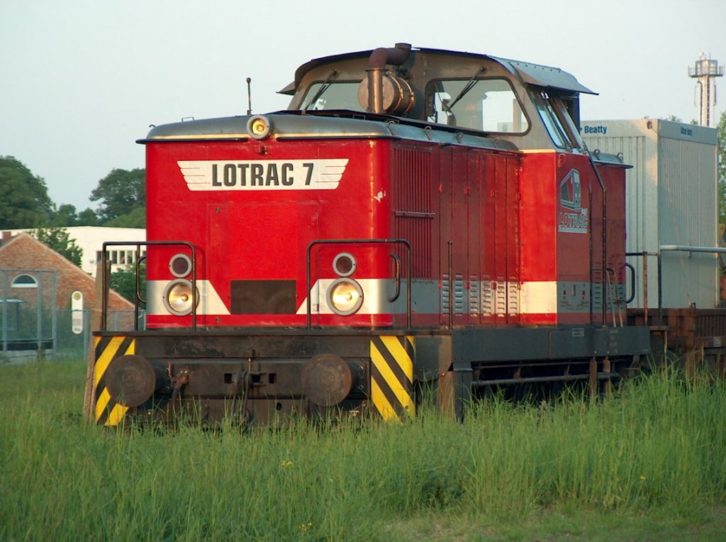 LOTRAC 7 mit einer Waggonramme der Balfour Beatty Rail GmbH auf der Fahrt nach Karsdorf, am 13.05.2008 im Bf Laucha.