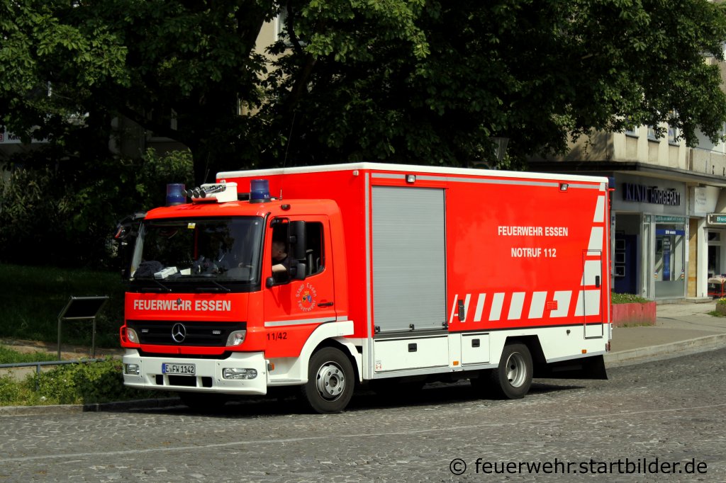 LRF 11/42 der Feuerwehr Essen.
Das Fahrzeug ist in Essen Kettwig Stationiert.
Am 22.5.2012 kommt der LRF von einem Einsatz zur�ck und wurde von mir am B�rgermeister Fiedler Platz f�r die Nachweld festgehalten.