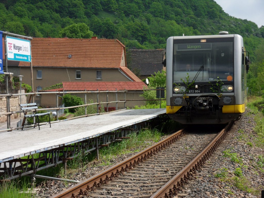 Mit Pfingstschmuck: Burgenlandbahn 672 904 + 672 xxx als RB 25968 aus Naumburg (S) Ost, am Hp Wangen; 23.05.2010 (Foto: Christof Rommel)