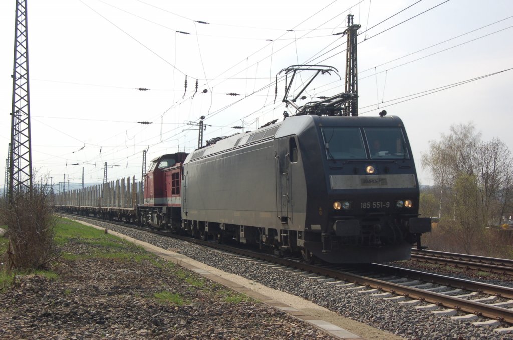 MRCE 185 551-9 + Kubecon 04 mit leeren Holzwagen Richtung Großkorbetha, am 21.04.2013 bei der Ausfahrt in Naumburg Hbf. (Foto: dampflok015)