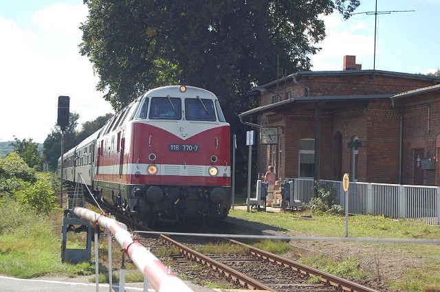 MTEG 118 770-7 der  IG 58 3047 e.V.  mit dem DPE 13492 von Leipzig-Plagwitz nach Karsdorf, bei der Durchfahrt am Hp Kleinjena; 10.09.2011 (Foto: Dampflok015)