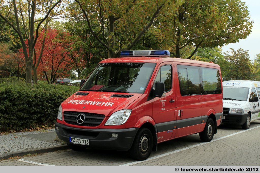 MTW 14 (MZ SV 116) der Feuerwehr Mainz. Aufgenommen beim Jubil�um 50 Jahre LFV-Rheinland-Pfalz in Mainz,6.10.2012.