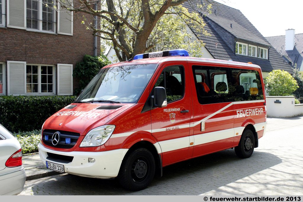 MTW (Florian Bad Vilbel 3/19) der Feuerwehr Bad Vilbel.
Das Fahrzeug wurde 2008 in Dienst gestellt und ist bei der FF Bad Vilbel Massenheim Stationiert.
Aufgenommen beim Feuerwehrfest 20 Jahre JF Wittlaer, 19.5.2013.