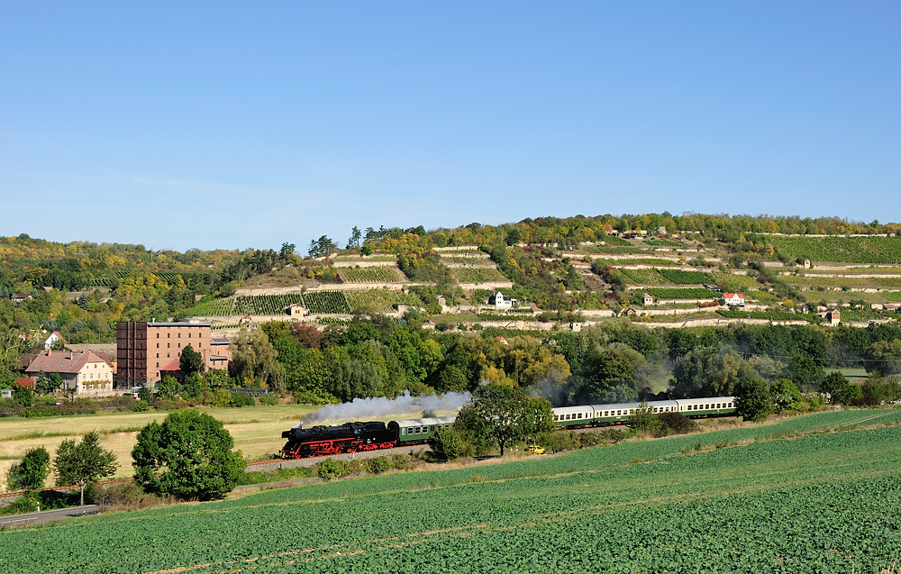 Nachdem die Fahrgste den  Rotkppchen-Express I  in Freyburg verlassen haben, dampfte die 41 1144-9 am 30.09.2012 durch das Unstruttal bei Balgstdt zur Abstellung nach Karsdorf. (Foto: Hans-Jrgen Warg)