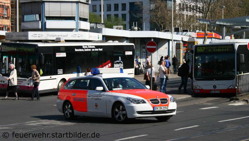 NEF (1/82/1) der Feuerwehr Bonn.
Aufgenommen am HBF Bonn, 2.4.2011.