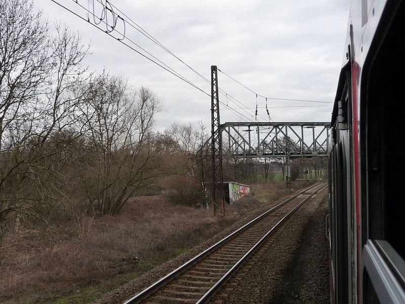 Östliche Bahnhofsausfahrt von Naumburg Hbf. Wo heute eine Unterführung existiert, gab es früher an dieser Stelle einen Bahnübergang; 27.03.2010 (Foto: Ralf Kuke)
