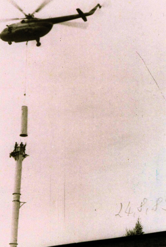 Per Hubschrauber werden die einzelnen Segemente zur Schornstein Neusetzung im Bw Naumburg geliefert; 24.08.1989 (Foto: Hans Grau)