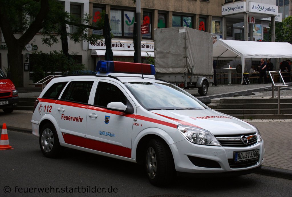 PKW-9 (BO SV 3700) der Feuerwehr Bochum.
Aufgenommen in der Bochumer City am 28.5.2011.
