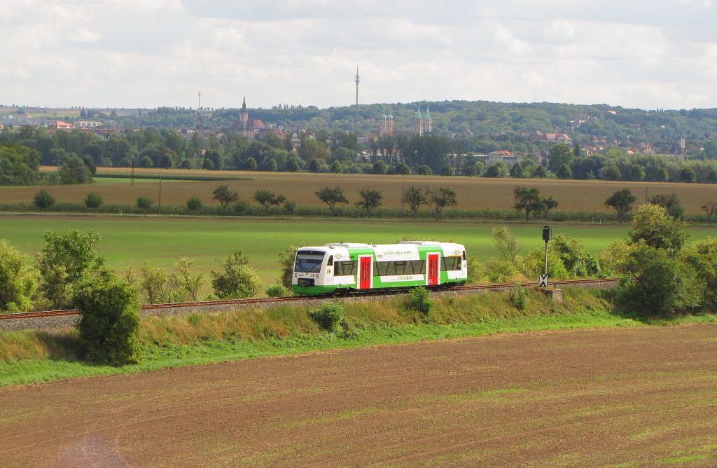Premiere fr einen RS1 auf dem unteren Teil der Unstrutbahn in Sachsen-Anhalt. Am 08.09.2012 fuhr der EB VT 307 (95 80 0650 246-1 D-EIB) als Winzerfestsonderzug von Gera Hbf nach Freyburg, zum grten Weinfest Mitteldeutschlands und ist hier bei Kleinjena zu sehen. Im Hintergrund erkennt man noch die Domstadt Naumburg. Damit war diese Fahrt eine Premierenfahrt fr ein Regioshuttle auf dem Abschnitt Zeitz - Teuchern - Naumburg - Freyburg.