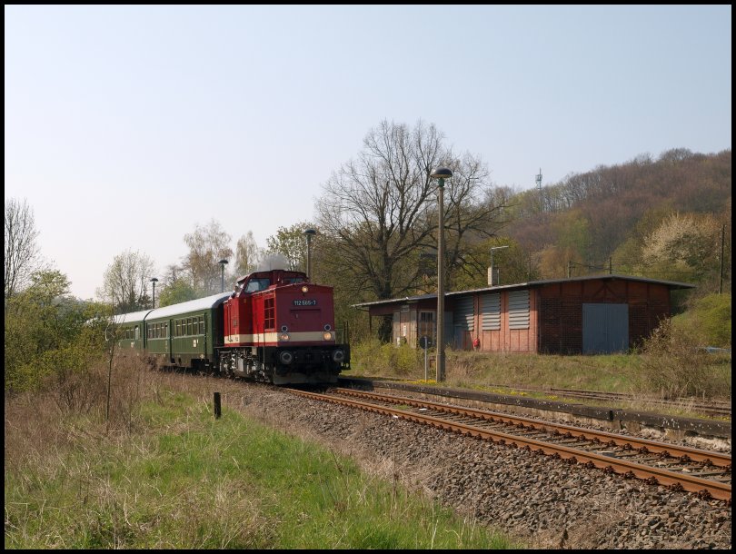 PRESS 112 565-7 mit einem Sonderzug des VSE Schwarzenberg auf der Fahrt in die Domstadt Naumburg, bei der Durchfahrt am Hp Mertendorf; 25.04.2010 (Foto: Steffen Tautz)