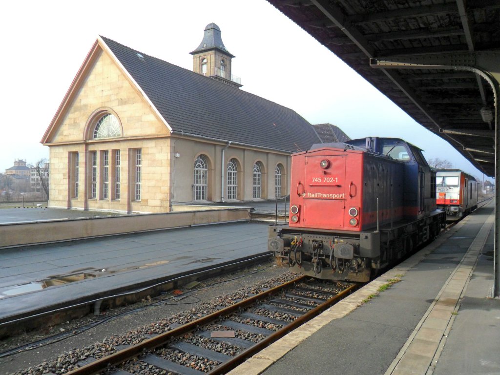 Rail Transport 745 702-1 (ex. DR 110 661-6) und hvle 285 102-0 abgestellt am Bahnsteig 1 in Zeitz; 25.01.2012
