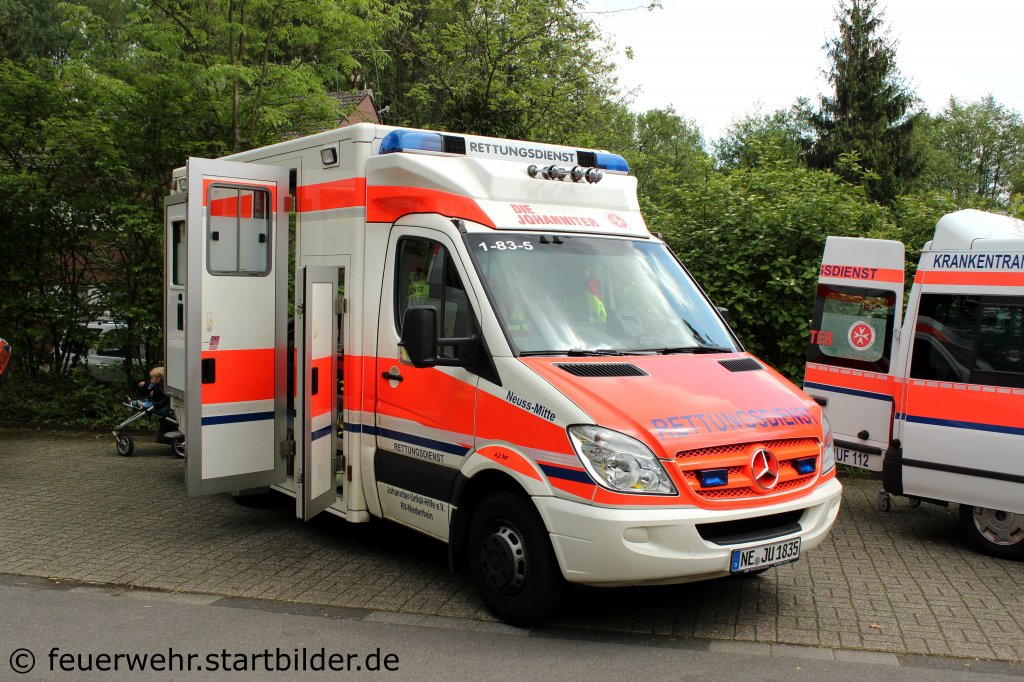 RTW (1/83/5) der Johanniter Neuss.
Aufgenommen beim Tdot der FF Rosellen am 13.5.2012.
